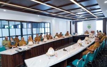 Wakil Bupati Barru, Abustan A. Bintang, bersama jajaran kepala OPD mengikuti peringatan Hari Jadi ke-357 Provinsi Sulawesi Selatan secara virtual dari Kabupaten Barru, Senin (19/10/2026). (Foto: Istimewa)