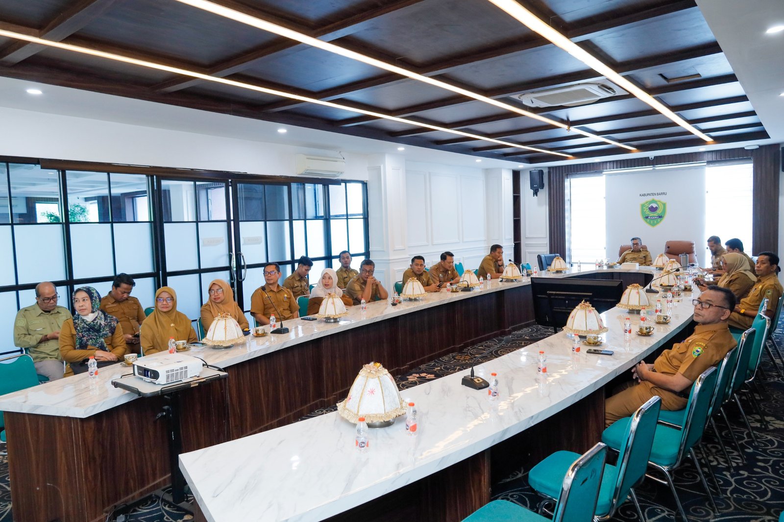 Wakil Bupati Barru, Abustan A. Bintang, bersama jajaran kepala OPD mengikuti peringatan Hari Jadi ke-357 Provinsi Sulawesi Selatan secara virtual dari Kabupaten Barru, Senin (19/10/2026). (Foto: Istimewa)