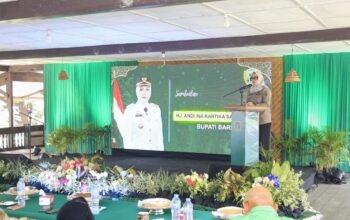 Bupati Barru, Andi Ina Kartika Sari, menyampaikan sambutan pada pelantikan Pengurus DPC PPP Kabupaten Barru masa bakti 2026–2031 yang dirangkaikan dengan pembukaan Musancab PPP se-Kabupaten Barru Tahun 2026 di Kampung Bugis Jaasyra, Desa Binuang, Kecamatan Balusu, Jumat (23/10/2026).