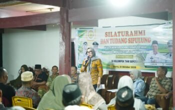 Bupati Barru Andi Ina Kartika Sari menyampaikan arahan dalam kegiatan Silaturahmi dan Tudang Sipulung bersama pemerintah, tokoh masyarakat, penyuluh pertanian, kelompok tani, petani, dan Kelompok Wanita Tani (KWT) se-Kecamatan Barru di kediaman Ketua Kelompok Tani Sepee I, Kelurahan Sepee, Kecamatan Barru, Rabu malam (21/10/2026).