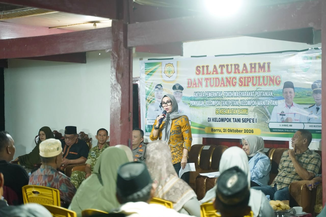 Bupati Barru Andi Ina Kartika Sari menyampaikan arahan dalam kegiatan Silaturahmi dan Tudang Sipulung bersama pemerintah, tokoh masyarakat, penyuluh pertanian, kelompok tani, petani, dan Kelompok Wanita Tani (KWT) se-Kecamatan Barru di kediaman Ketua Kelompok Tani Sepee I, Kelurahan Sepee, Kecamatan Barru, Rabu malam (21/10/2026).