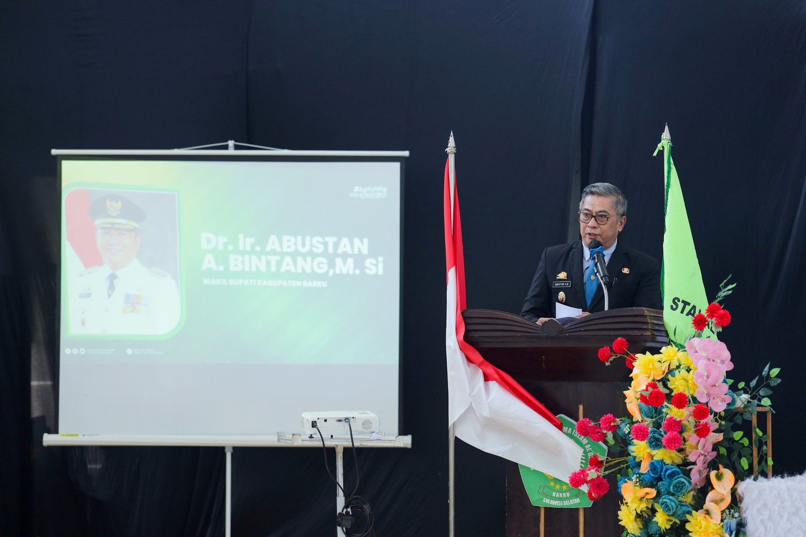 Wakil Bupati Barru Dr. Ir. Abustan A. Bintang, M.Si., menghadiri Rapat Senat Terbuka Luar Biasa Wisuda Sarjana Angkatan XXVI Tahun 2026 Program Studi Strata Satu Pendidikan Agama Islam (PAI) STAI Al-Gazali Barru di Gedung Islamic Center Kabupaten Barru, Rabu (21/10/2026)