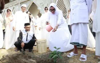 Bupati Barru, Andi Ina Kartika Sari, melakukan penyiraman tanaman dalam rangkaian kegiatan Hari Santri Nasional 2026 di Pondok Pesantren Al-Ikhlas Addary DDI Takkalasi, Kecamatan Balusu, Kabupaten Barru, Kamis (22/10/2026). (Foto: Istimewa)