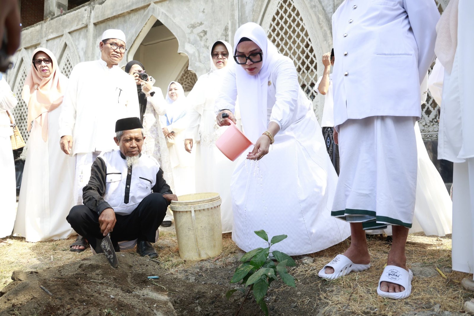 Bupati Barru, Andi Ina Kartika Sari, melakukan penyiraman tanaman dalam rangkaian kegiatan Hari Santri Nasional 2026 di Pondok Pesantren Al-Ikhlas Addary DDI Takkalasi, Kecamatan Balusu, Kabupaten Barru, Kamis (22/10/2026). (Foto: Istimewa)