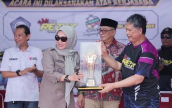 Bupati Barru, Andi Ina Kartika Sari, menerima penyerahan piala bergilir Palanro Katinting Race 2026 dari perwakilan panitia di Pantai Pattalellangge, Kelurahan Palanro, Kecamatan Mallusetasi, Jumat (23/10/2026). (Foto: Istimewa)