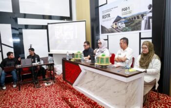Bupati Barru Andi Ina Kartika Sari menghadiri Focus Group Discussion (FGD) I Penyusunan Rencana Detail Tata Ruang (RDTR) Kawasan Perkotaan Kecamatan Barru dan Kecamatan Tanete Rilau di Ruang Meeting D’Shining Hotel, Kelurahan Takkalasi, Kecamatan Balusu, Rabu (21/10/2026).