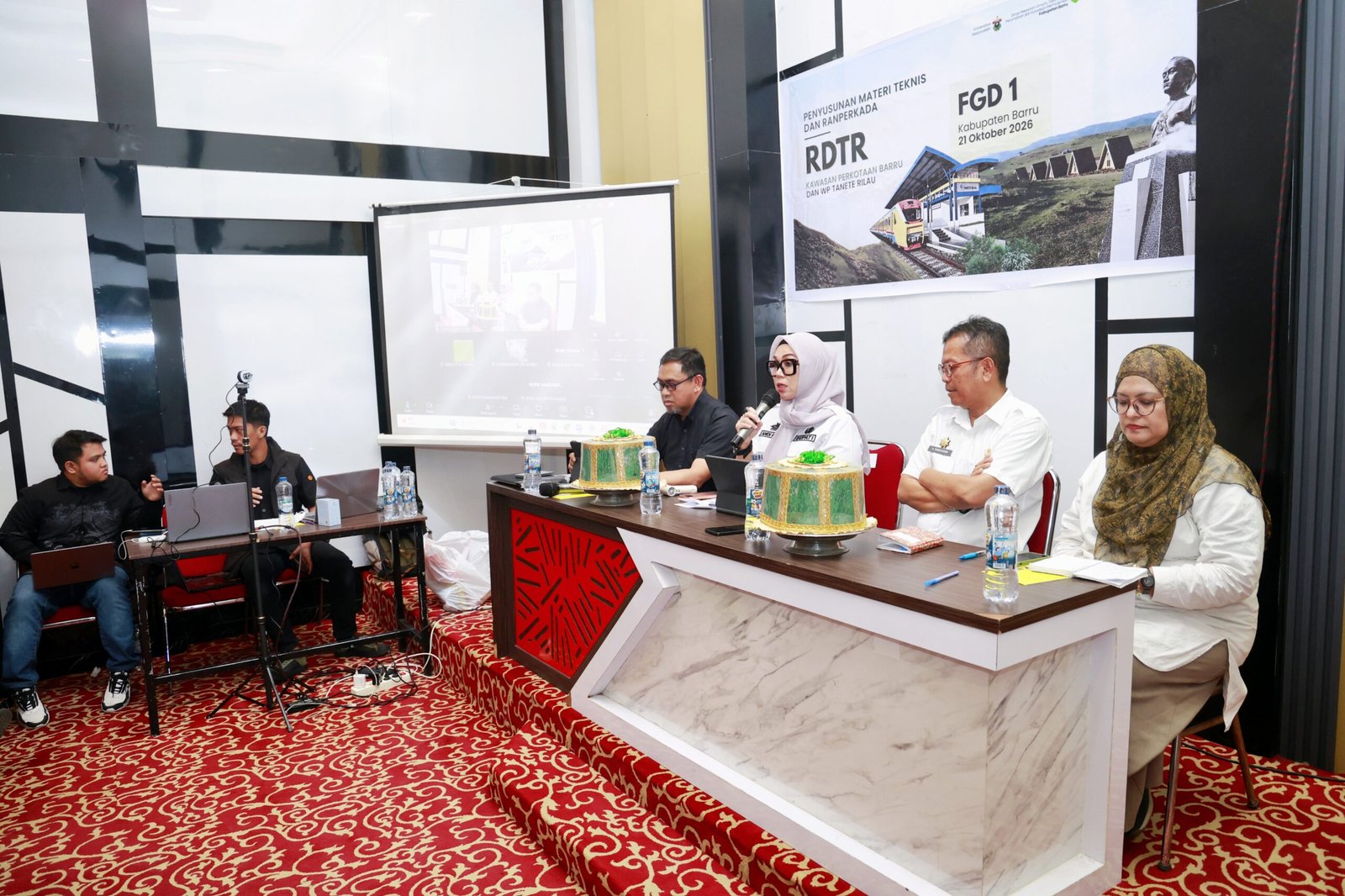 Bupati Barru Andi Ina Kartika Sari menghadiri Focus Group Discussion (FGD) I Penyusunan Rencana Detail Tata Ruang (RDTR) Kawasan Perkotaan Kecamatan Barru dan Kecamatan Tanete Rilau di Ruang Meeting D’Shining Hotel, Kelurahan Takkalasi, Kecamatan Balusu, Rabu (21/10/2026).