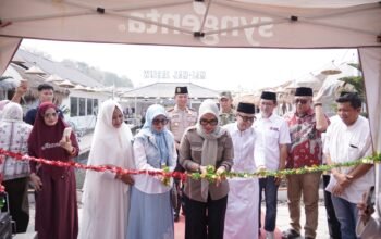 Bupati Barru, Andi Ina Kartika Sari, meresmikan destinasi kuliner Wirgal Zamzam di Kompleks Zamzam Center, Gempunge, Kelurahan Mangempang, Jumat (23/10/2026), didampingi sejumlah pejabat dan undangan. (Foto: Istimewa)