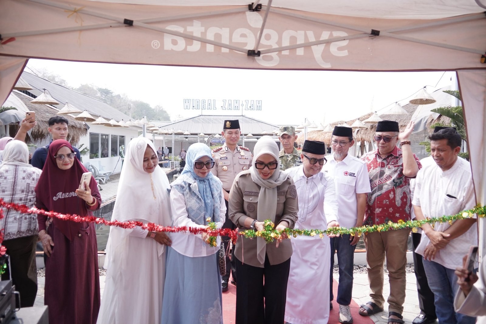 Bupati Barru, Andi Ina Kartika Sari, meresmikan destinasi kuliner Wirgal Zamzam di Kompleks Zamzam Center, Gempunge, Kelurahan Mangempang, Jumat (23/10/2026), didampingi sejumlah pejabat dan undangan. (Foto: Istimewa)