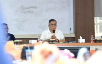 Wakil Bupati Barru, Dr. Ir. Abustan A. Bintang, M.Si., memimpin Rapat Persiapan Verifikasi Lapangan Penilaian Pengarusutamaan Gender (PUG) Tahun 2026 di Ruang Data Kantor Bupati Barru, Sabtu (24/10/2026).