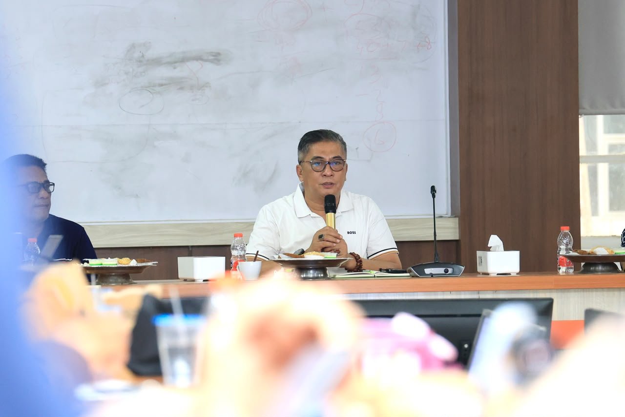 Wakil Bupati Barru, Dr. Ir. Abustan A. Bintang, M.Si., memimpin Rapat Persiapan Verifikasi Lapangan Penilaian Pengarusutamaan Gender (PUG) Tahun 2026 di Ruang Data Kantor Bupati Barru, Sabtu (24/10/2026).