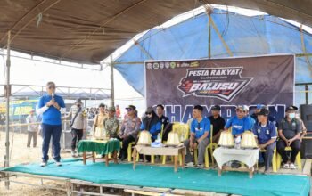 Wakil Bupati Barru, Dr. Ir. Abustan A. Bintang, M.Si., membuka Pesta Panen dan Lomba Balap Motor Taksi Gabah di Sirkuit Persawahan Lasanru’, Desa Balusu, Kecamatan Balusu, Sabtu (24/10/2026).