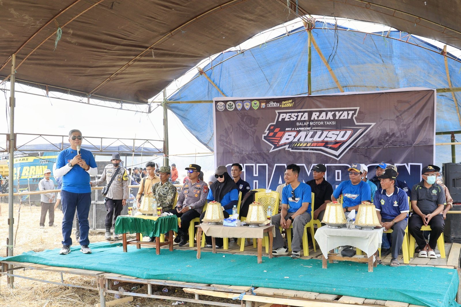 Wakil Bupati Barru, Dr. Ir. Abustan A. Bintang, M.Si., membuka Pesta Panen dan Lomba Balap Motor Taksi Gabah di Sirkuit Persawahan Lasanru’, Desa Balusu, Kecamatan Balusu, Sabtu (24/10/2026).
