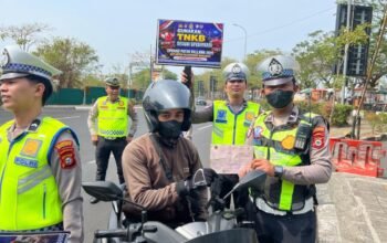 Petugas Satlantas Polrestabes Makassar memberikan imbauan kepada pengendara sepeda motor dalam pelaksanaan Operasi Patuh Pallawa 2026 di Kota Makassar, Rabu (28/10/2026). Operasi ini bertujuan meningkatkan kesadaran masyarakat dalam berlalu lintas serta menekan angka pelanggaran dan kecelakaan di jalan raya.