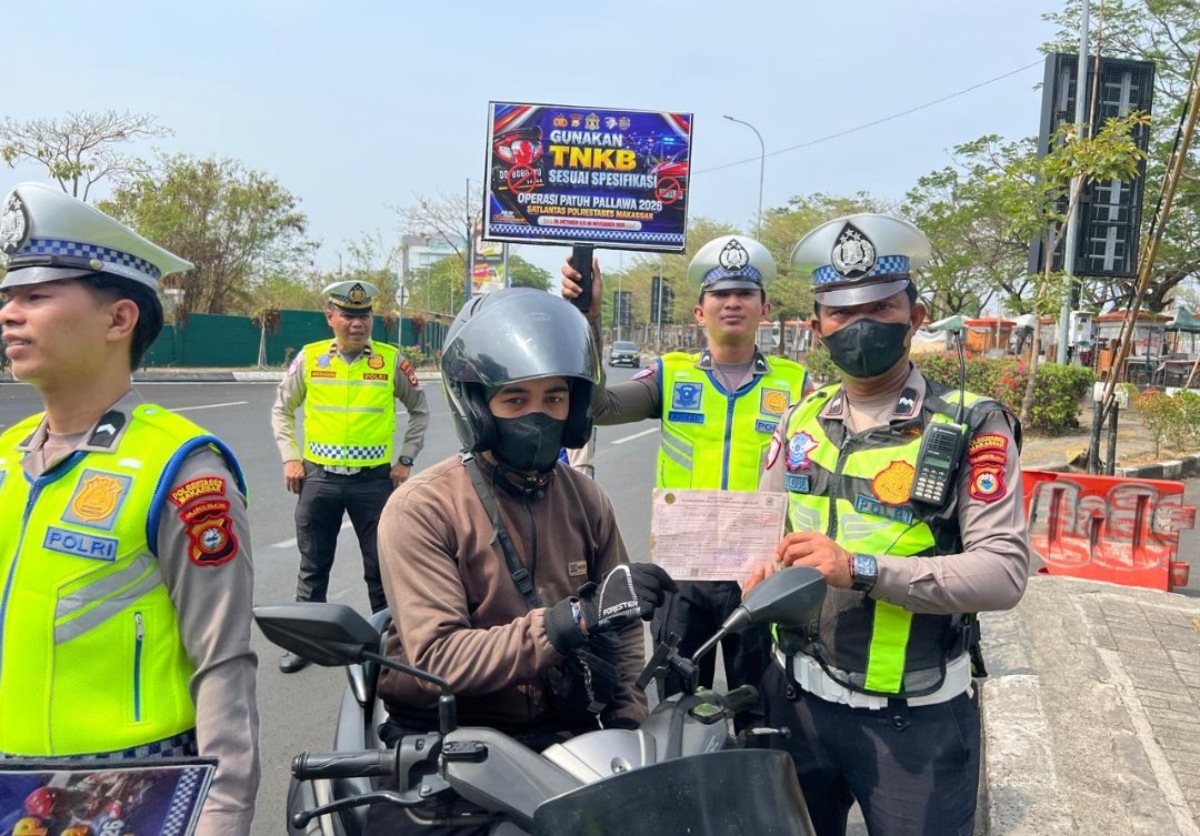 Petugas Satlantas Polrestabes Makassar memberikan imbauan kepada pengendara sepeda motor dalam pelaksanaan Operasi Patuh Pallawa 2026 di Kota Makassar, Rabu (28/10/2026). Operasi ini bertujuan meningkatkan kesadaran masyarakat dalam berlalu lintas serta menekan angka pelanggaran dan kecelakaan di jalan raya.