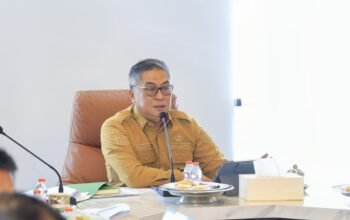 Wakil Bupati Barru, Dr. Ir. Abustan A. Bintang, M.Si., memimpin rapat persiapan verifikasi lapangan penilaian Pengarusutamaan Gender (PUG) Tahun 2026 di Ruang Data Kantor Bupati Barru, Sabtu (24/10/2026). Rapat ini menekankan kesiapan data yang akurat, bukti pelaksanaan program, serta penguatan anggaran responsif gender di seluruh OPD dan pemerintah desa.