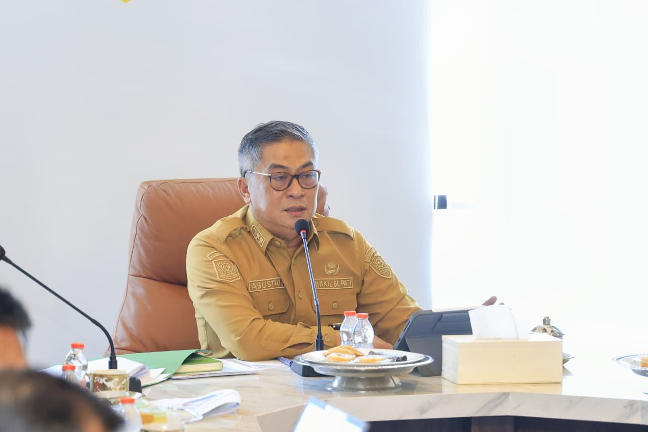 Wakil Bupati Barru, Dr. Ir. Abustan A. Bintang, M.Si., memimpin rapat persiapan verifikasi lapangan penilaian Pengarusutamaan Gender (PUG) Tahun 2026 di Ruang Data Kantor Bupati Barru, Sabtu (24/10/2026). Rapat ini menekankan kesiapan data yang akurat, bukti pelaksanaan program, serta penguatan anggaran responsif gender di seluruh OPD dan pemerintah desa.