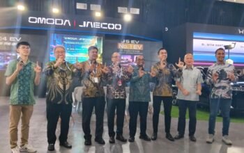 Perwakilan PT Sanggar Laut Grup Makassar bersama jajaran OMODA & JAECOO berfoto di booth GIIAS Makassar 2026. Melalui pameran ini, perusahaan memperkenalkan OMODA O4 untuk pasar regional sekaligus memperkuat penetrasi kendaraan energi baru (NEV) di kawasan Indonesia Timur.