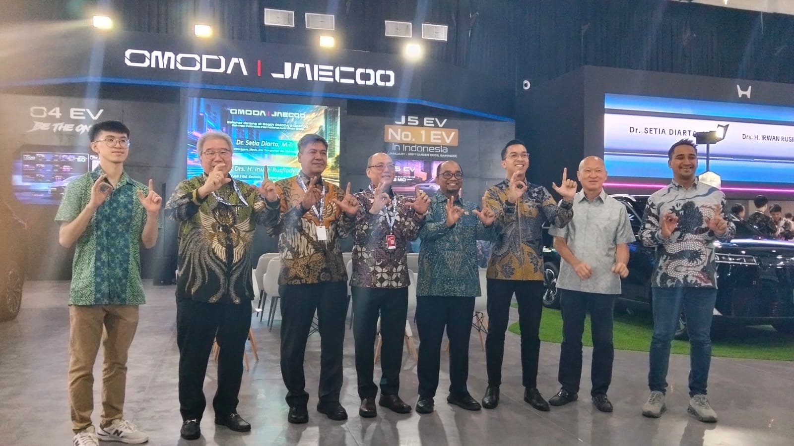 Perwakilan PT Sanggar Laut Grup Makassar bersama jajaran OMODA & JAECOO berfoto di booth GIIAS Makassar 2026. Melalui pameran ini, perusahaan memperkenalkan OMODA O4 untuk pasar regional sekaligus memperkuat penetrasi kendaraan energi baru (NEV) di kawasan Indonesia Timur.