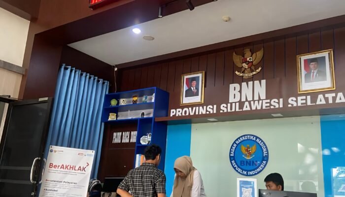 Kantor Badan Narkotika Nasional (BNN) Provinsi Sulawesi Selatan. BNNP Sulsel mengonfirmasi telah mengamankan tiga orang terduga pelaku kasus narkotika jenis sabu di wilayah Awerange, Kabupaten Barru