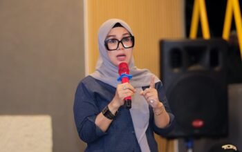 Bupati Barru, Andi Ina Kartika Sari, saat menyampaikan sambutan dalam Dialog Kepemudaan rangkaian peringatan Hari Sumpah Pemuda di Cafe Razha Barru, Kamis (29/10/2026).