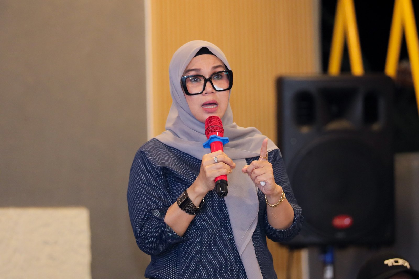 Bupati Barru, Andi Ina Kartika Sari, saat menyampaikan sambutan dalam Dialog Kepemudaan rangkaian peringatan Hari Sumpah Pemuda di Cafe Razha Barru, Kamis (29/10/2026).