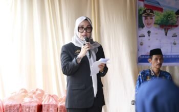 Bupati Barru, Andi Ina Kartika Sari, bersama Sekretaris Daerah Andi Syarifuddin menghadiri kegiatan penyaluran bantuan susu bagi anak sasaran dalam program Pemenuhan Gizi Anak Barru: Sehat Cerdas, Cegah Stunting di Desa Pao-Pao, Kecamatan Tanete Rilau, Rabu (28/10/2026).