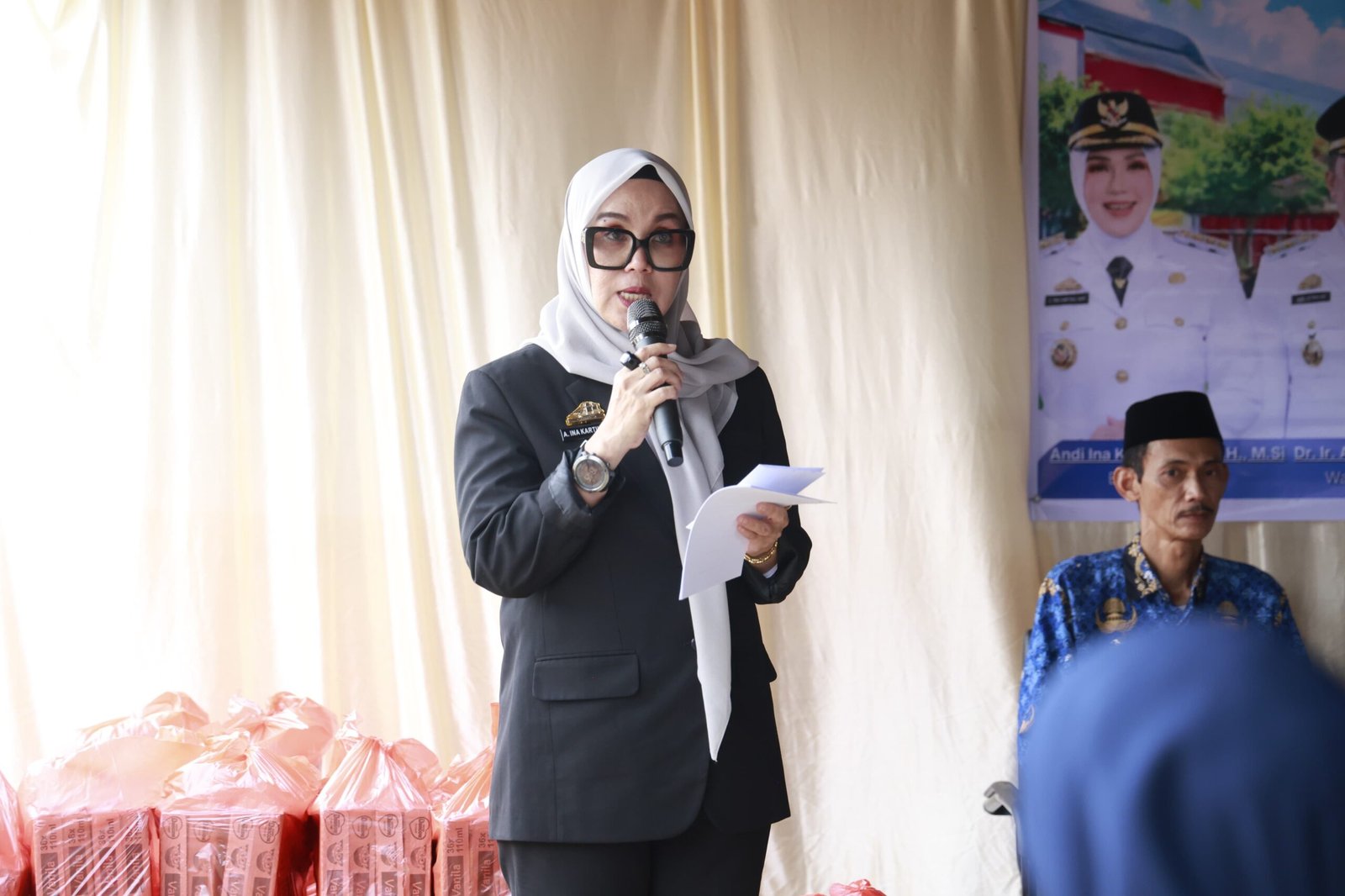 Bupati Barru, Andi Ina Kartika Sari, bersama Sekretaris Daerah Andi Syarifuddin menghadiri kegiatan penyaluran bantuan susu bagi anak sasaran dalam program Pemenuhan Gizi Anak Barru: Sehat Cerdas, Cegah Stunting di Desa Pao-Pao, Kecamatan Tanete Rilau, Rabu (28/10/2026).