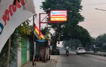 Bikin Waswas! Neon Box Ngandro Mart Barru Diduga Makan Bahu Jalan Trans Sulawesi