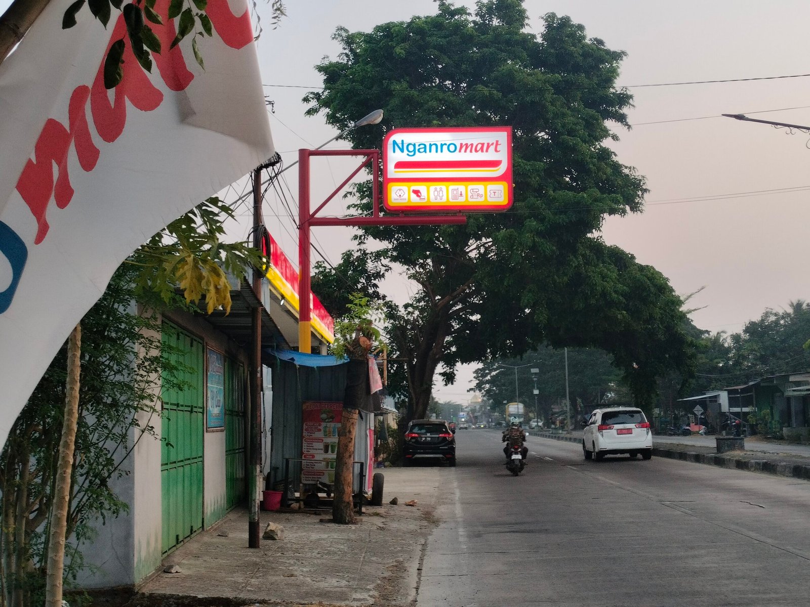 Bikin Waswas! Neon Box Ngandro Mart Barru Diduga Makan Bahu Jalan Trans Sulawesi