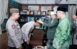Sowan ke DDI Mangkoso, Kapolres Barru AKBP Suryo Dihadiai Peci
