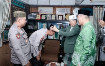 Sowan ke DDI Mangkoso, Kapolres Barru AKBP Suryo Dihadiai Peci