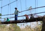 Warga Gotong Royong Perbaiki Jembatan Gantung di Desa Libureng