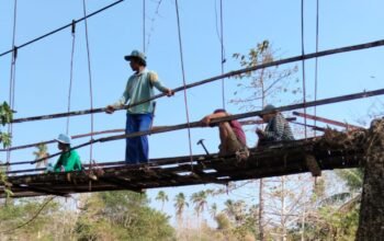 Warga saat perbaiki Jembatan (dok ist)