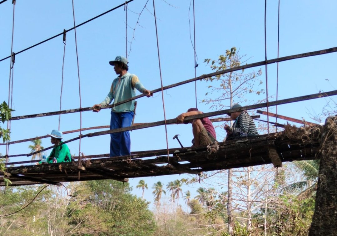 Warga saat perbaiki Jembatan (dok ist)