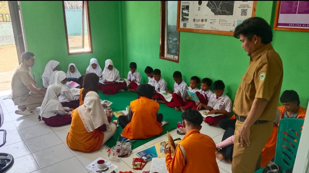 Pemerintah Desa Lalabata memberikan apresiasi dan dukungan terhadap program kerja Literasi dan Perpustakaan yang digagas mahasiswa KKN UNM Tematik Angkatan I Tahun 2026 di Desa Lalabata.