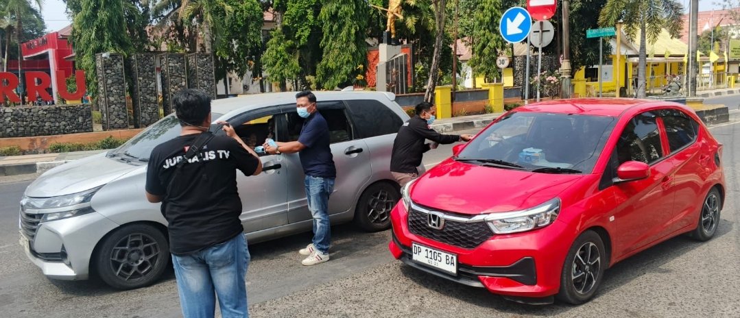 PWI Barru Bagikan Masker ke Pengendara, Cegah Dampak Asap Karhutla