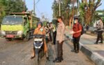 Kapolres Barru Sapa Pengendara dan Bagikan Masker