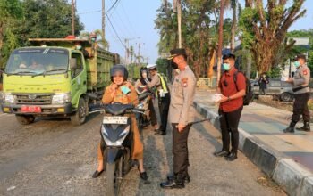 Kapolres Barru Sapa Pengendara dan Bagikan Masker